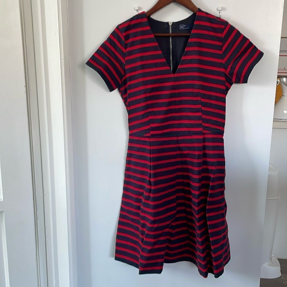Gap size 4 woman’s red dress size small